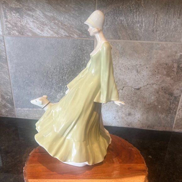 Royal Doulton 'Strolling' Hand Made & Hand Painted 14-inch Porcelain Figurine! - Picture 4 of 16